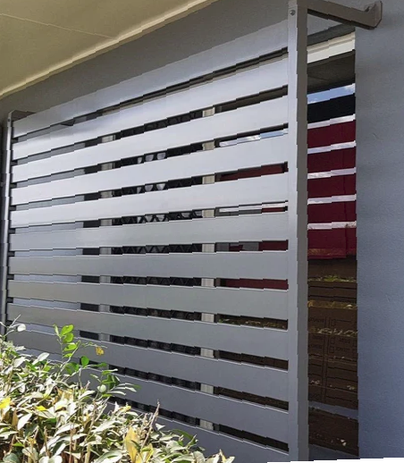 Flat fixed privacy screen fitted beside a covered patio